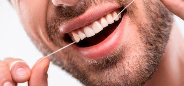 Use hilo dental después de cepillarse los dientes