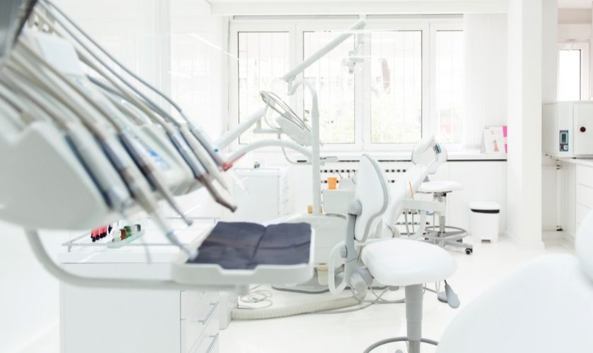 Consejos para elegir una clínica dental: consulta limpia.